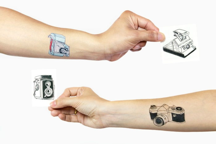 tatuagens bonitas na vara dos braços na própria tatuagem fazem a câmera artificial das idéias dos tatuagens