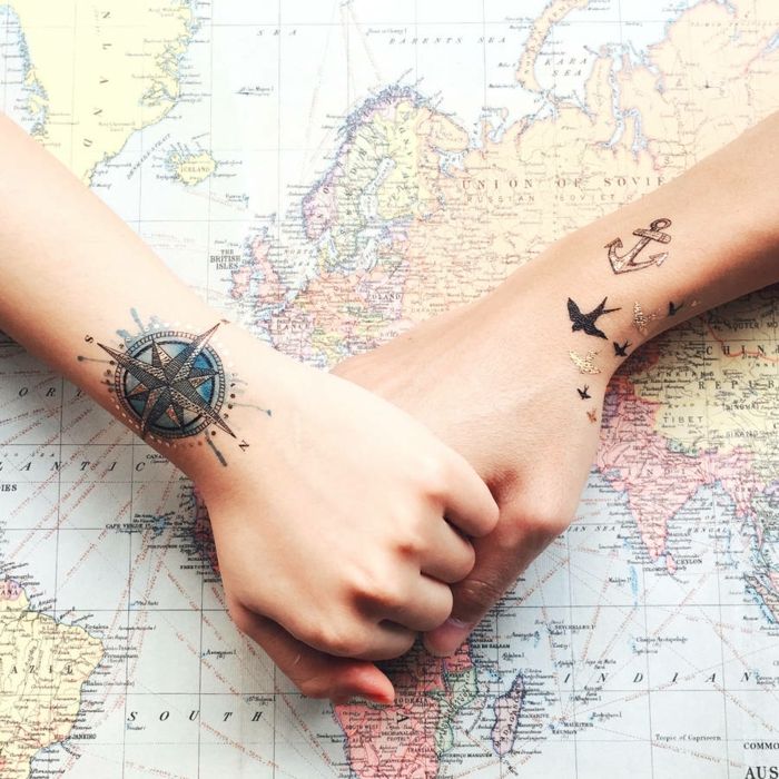 krásne tetovanie pár v láske veľa cestuje kompas vtáky kotva dovolenka dovolenka karta
