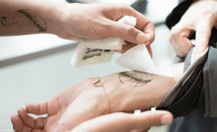 vakre tatoveringer tatovering på hånden gjør kosmos universet armbånd coachella stil tatoo