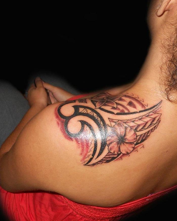 tatuaż ramię, kobieta z tribal tatuaż z kwiatami