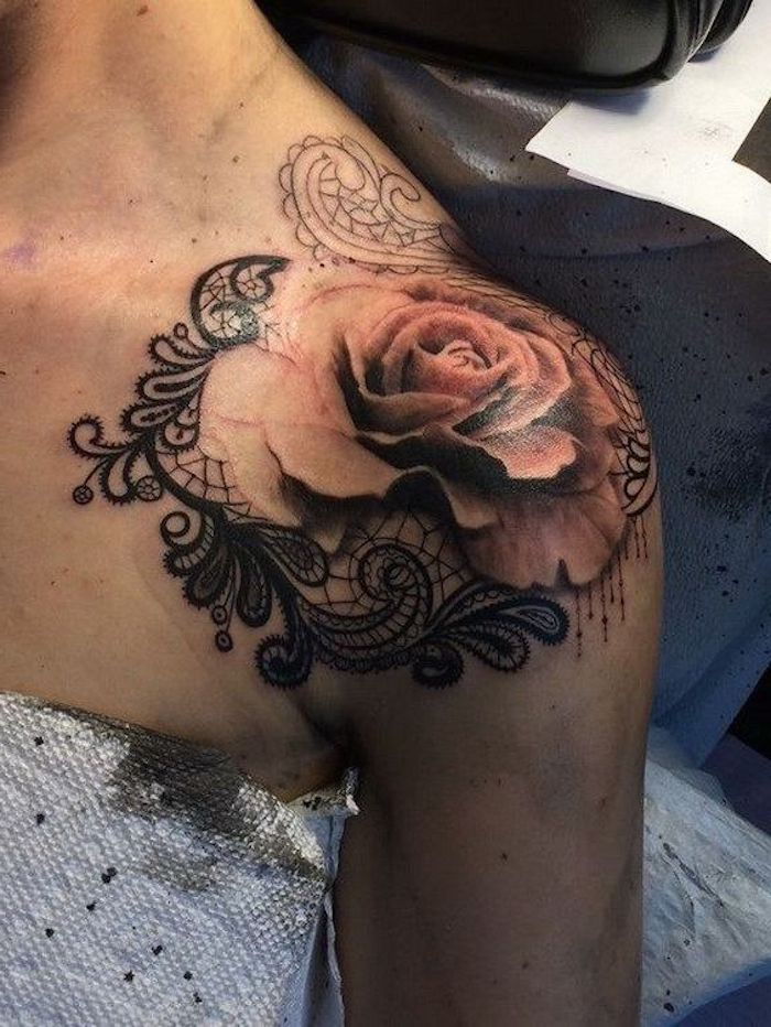 tattoo ramena, gospa s tatoo z motivom rose