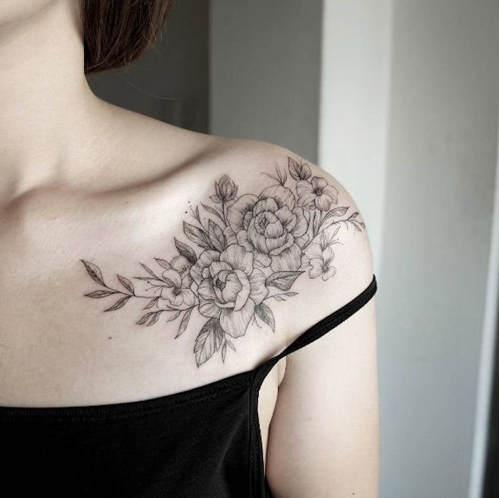 tattoo schouder, tattoo in zwart met bloemen