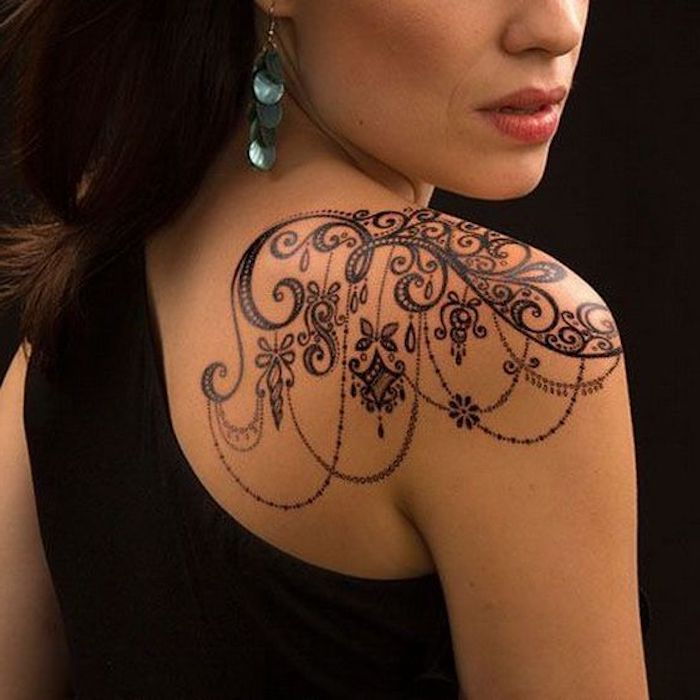 tatuering axel, svart kvällsklänning, blå örhängen