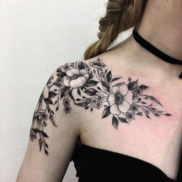 tetovaža ramena, tetovaža v črni in sivi barvi, ženska