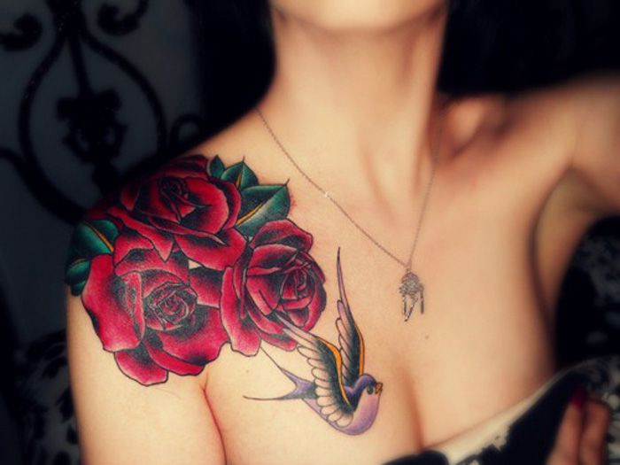 tetovanie rameno, strieborný náhrdelník, červené ruže, vták