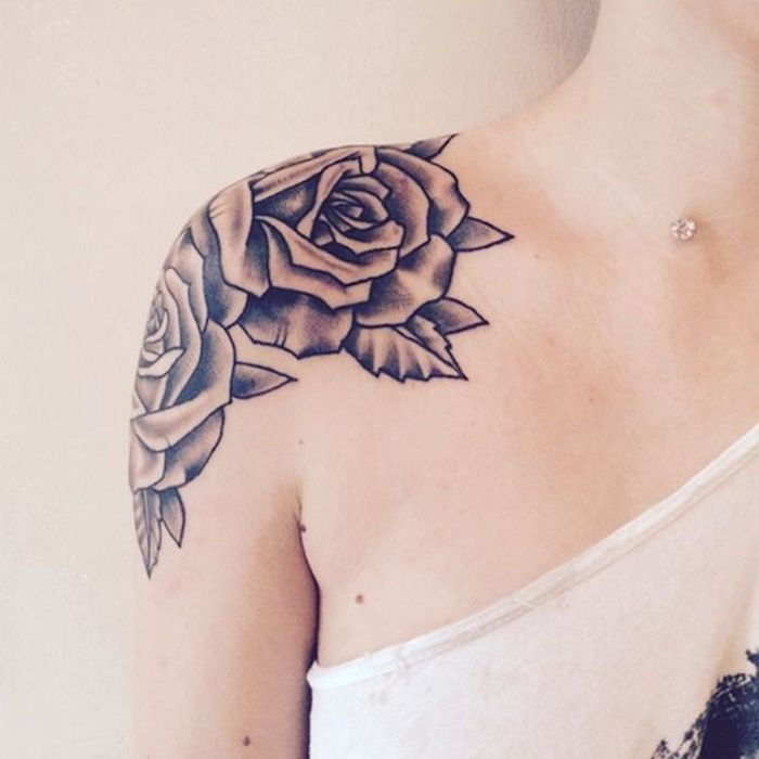 tattoo schouder, rozen tattoo in zwart en grijs