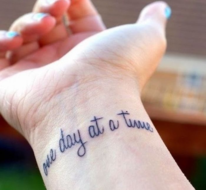 Timpul este pe cale să treacă încet spune că acest cuvânt spune tatuaje încheietura mâinii
