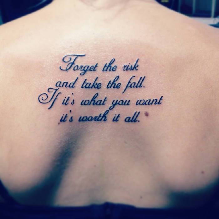 Poezie pe spate Uita de risc, mesajul este scris cu un script de tatuaj