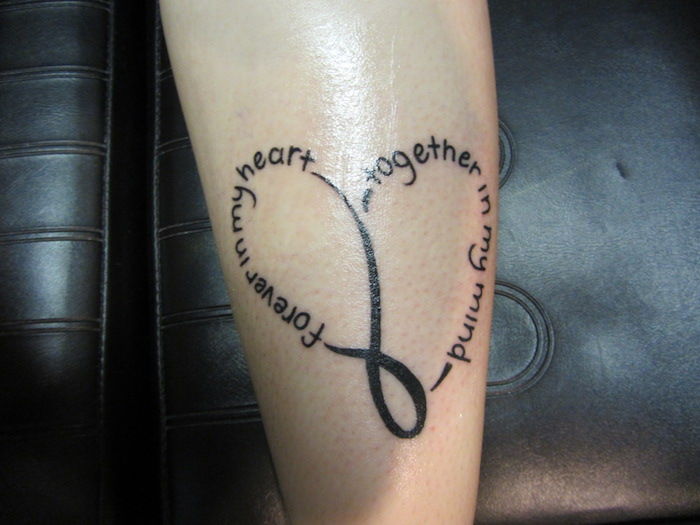 un tatuaj spunând cu o interpretare interesantă sub formă de inimă pe braț