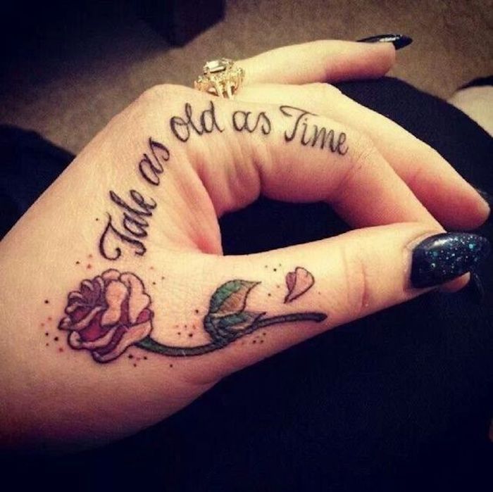 Odată ceva și zicând un tatuaj în limba engleză pe mâna și un inel