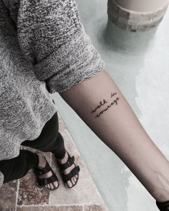 Cuvintele de tatuaje in limba engleza - Plimbare cu curaj inseamna curajos inainte pe brat
