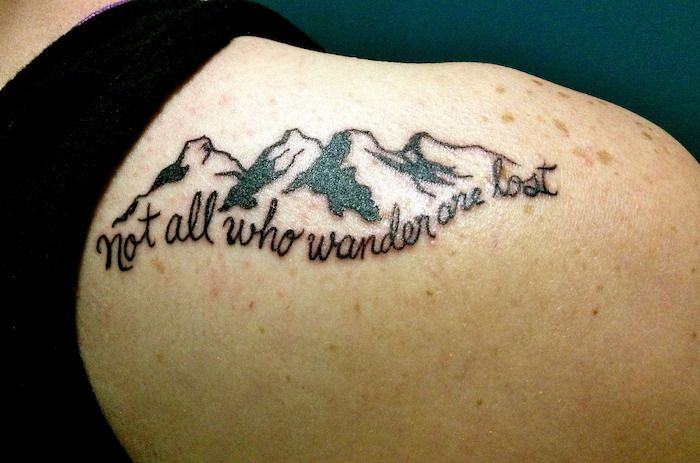 un tatuaj care spune despre cei cărora le place să meargă și să obțină o imagine realistă a munților