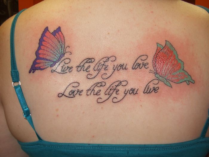 Un tatuaj care spune despre viață și cum să se bucure de două fluturi