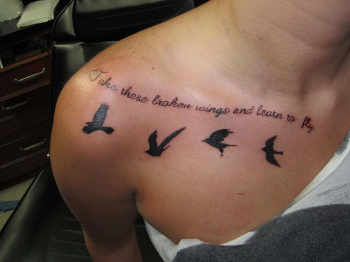 Tattoo pe umăr în față cu patru păsări și un mesaj inspirat