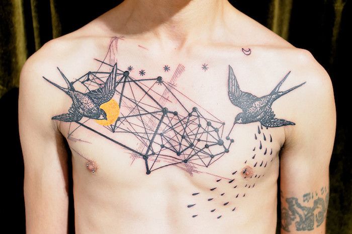 een man met een tatoeage met een sterrenbeeld en twee grote zwarte zwaluwen, zwarte sterren, zon en mod - tattoosterren
