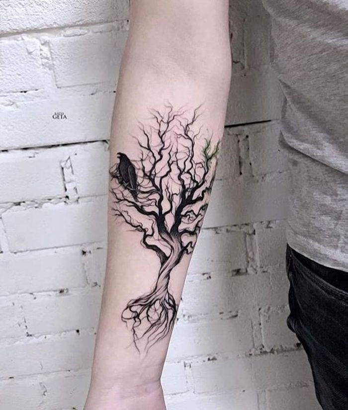 uma árvore com raízes e ramos nus um pássaro preto - toda tatuagem preta