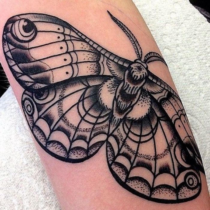 krásny motýľ - tetovanie realistické tetovanie geometrické všetky čierne tetovanie