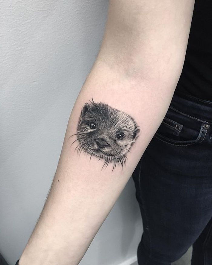 uma tatuagem de cabeça de lontra realista toda tatuagem preta na parte superior do braço para quem gosta de animais