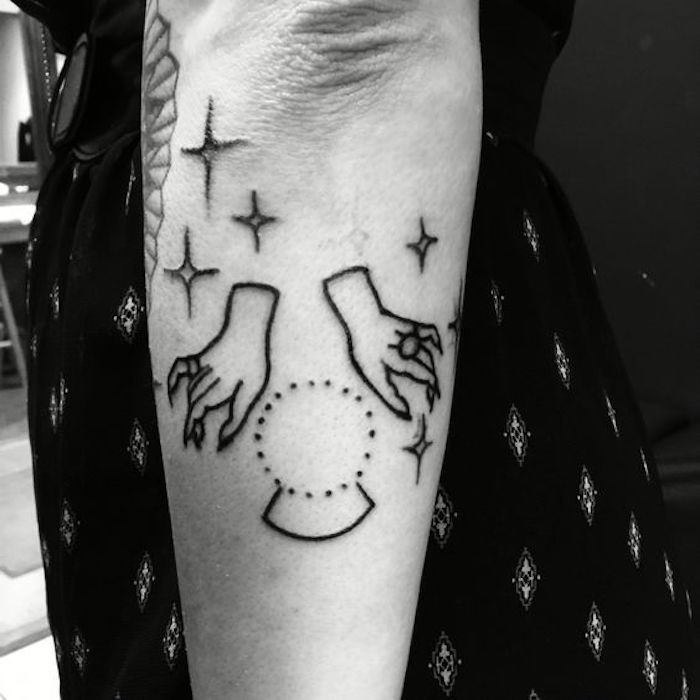 a mergaitė aksesuaras - dvi rankos ir rutulys, žvaigždė juoda tatuiruotė moterims