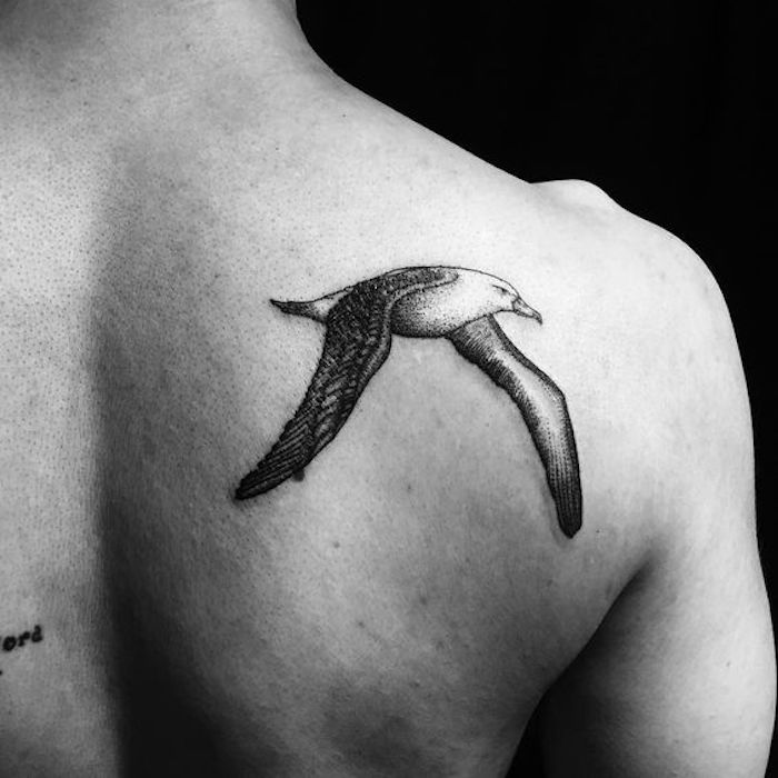 visa juoda tatuiruotė paukštėje ant jo nugaros, skirta žmonėms, laisvės simbolis