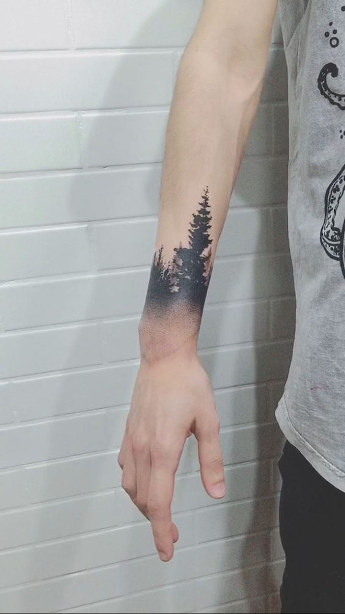 visas juodas tatuiruotes - ant riešo miško vienišas aukštas medis tiesiog gražus