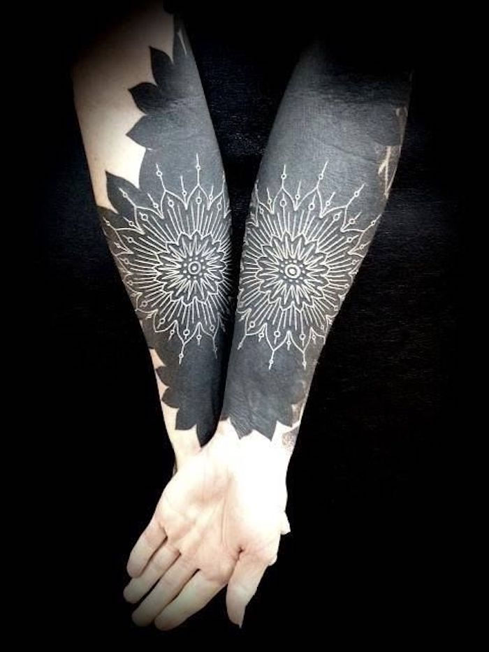 Pár Tattoo All Black Tattoo Mandala Tattoo pre ňu a pre ne krásne kvety