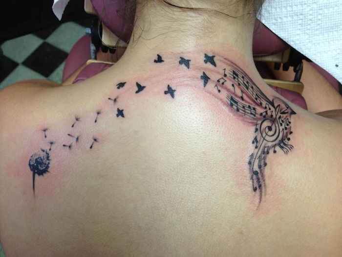 simboluri tatuaj, tatuaj cu flori, păsări și note pe spate