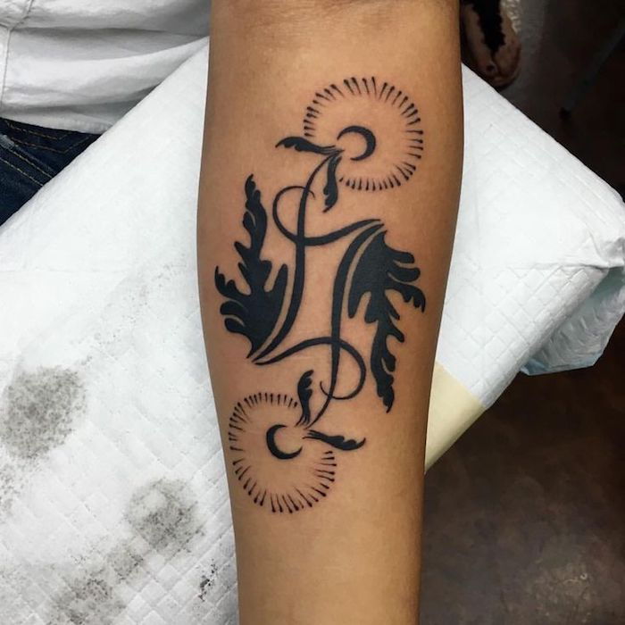 papusa tatuaj pe antebrat, tatuaj negru cu motive florale