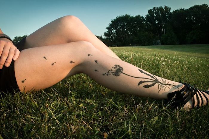 Doamnă cu tatuaj cu balon pe picior, tatuaj negru și gri