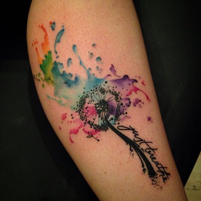 simboluri tatuaj, tatuaj colorat cu acuarelă cu motive de flori pe picior