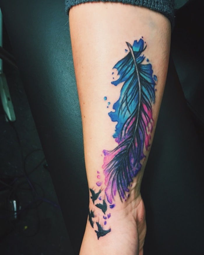 tatuaj tatuaj, pene mari în combinație cu păsările care zboară