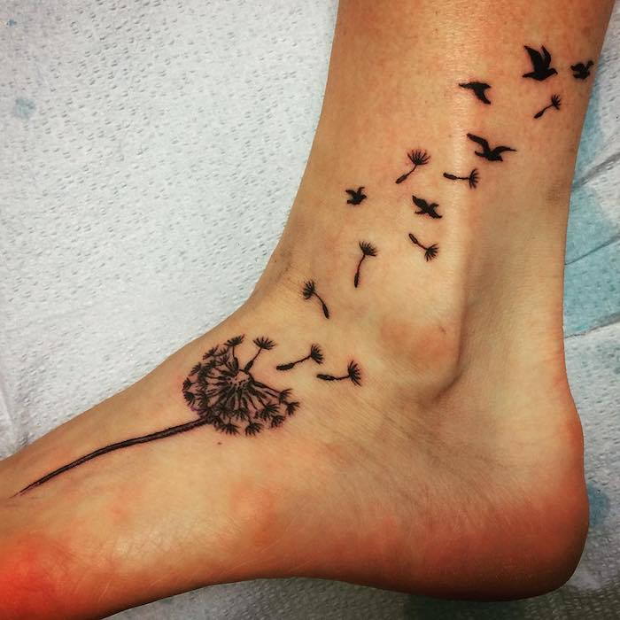 motive pentru tatuaje mici, tatuaj negru cu motiv de păpădie pe picior