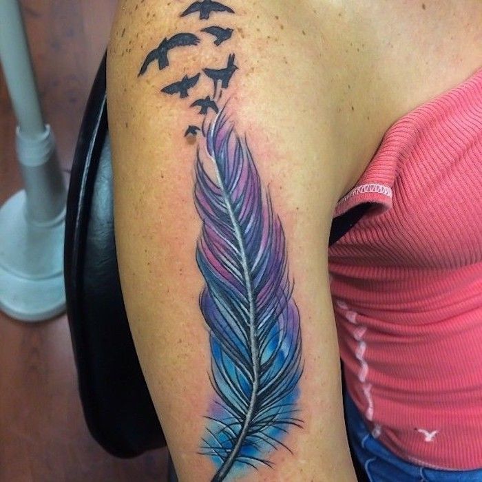 tatuaj pasăre, femeie cu tatuaj colorat pe bratul superior