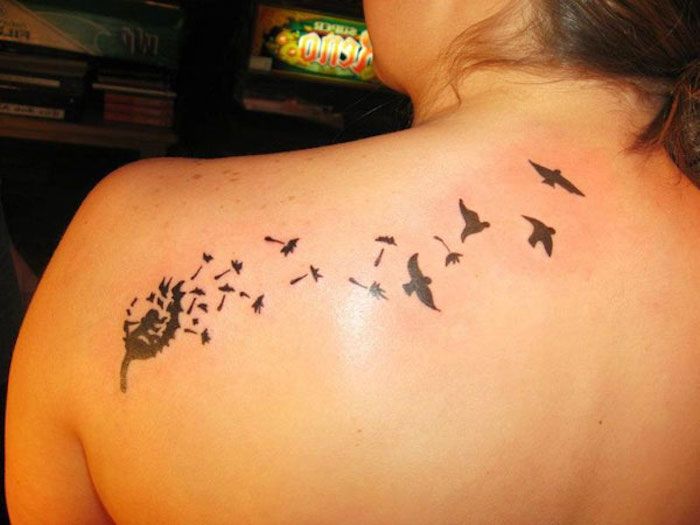 tatuaj negru, tatuaj negru cu minge de suflat și păsări zburătoare