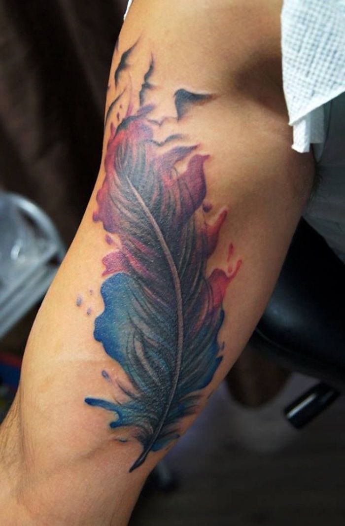 tatuaj pasăre, om cu tatuaj acuarelă pe brațul său superior