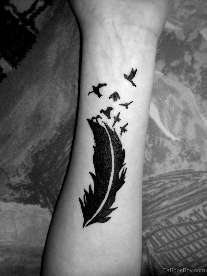 tatuaj negru, tatuaje negre pe antebraț, pene și păsări zburatoare