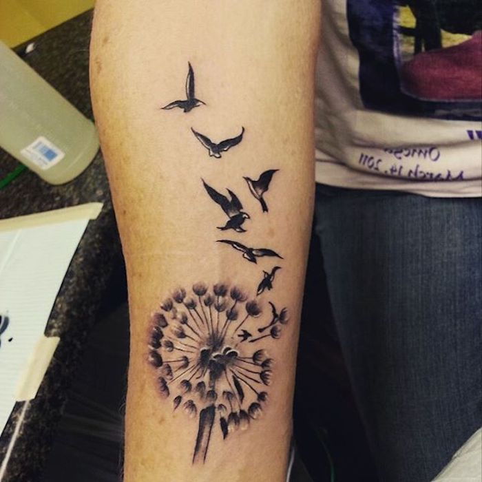 tatuaj pasăre, tatuaj negru și alb pe braț, minge cu păsări