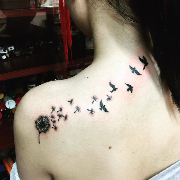 tatuaj pasăre, femeie cu tatuaj negru pe spate