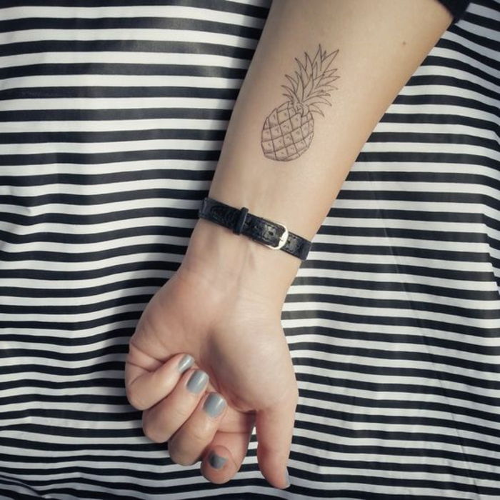 tatuaj umăr femeie ananas subtil minitattoo ceas de mână piele gri design de unghii cu pietre