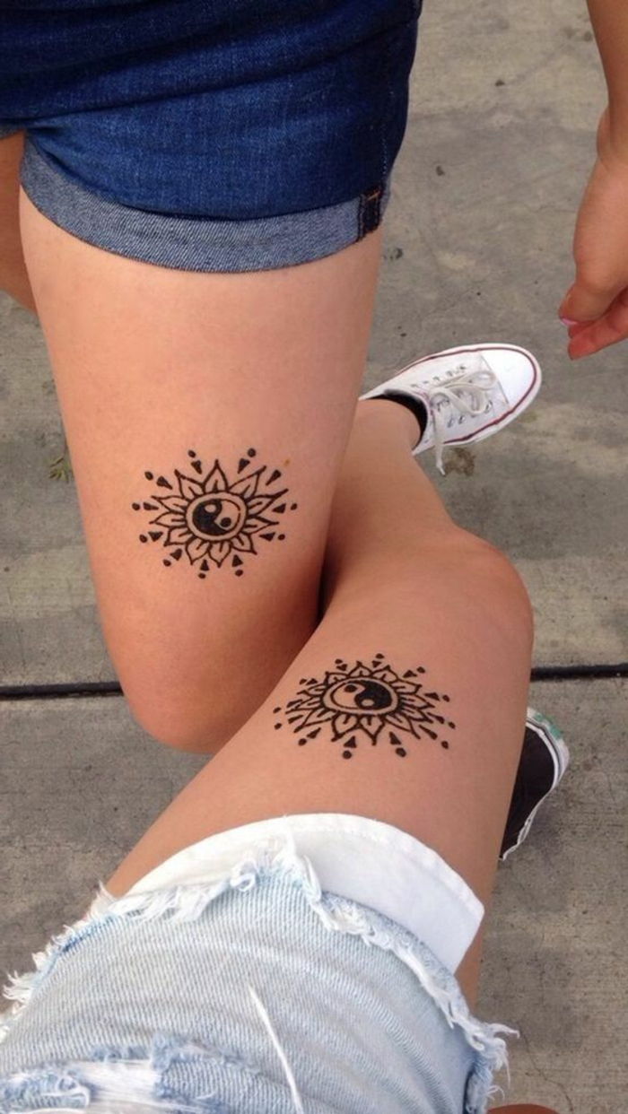 tatovering skulder kvinne to kvinner har samme yin og yang tatoveringer gjort vennskap