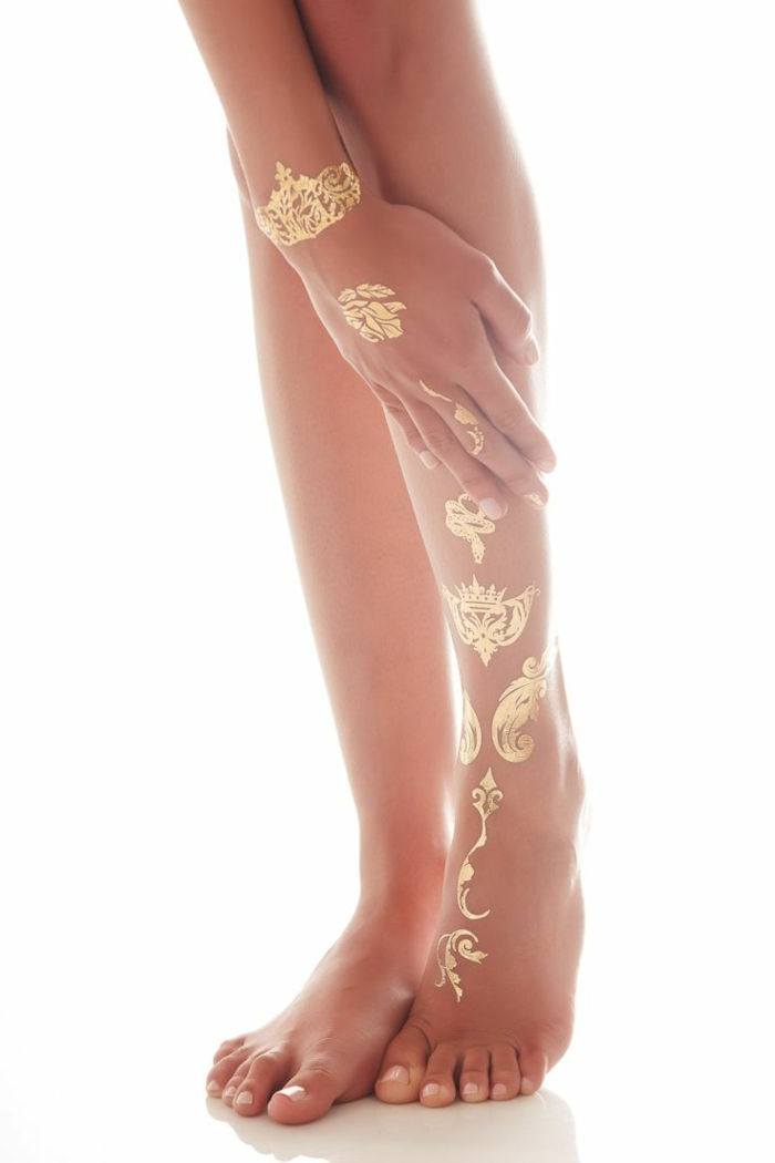 tatuaggio spalla donna gamba mano decorazione dorata per tutto il corpo ottime idee da prendere