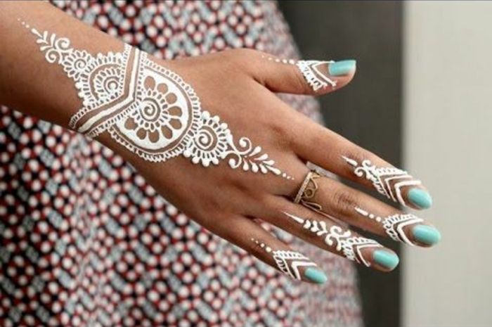 tatovering skulder kvinne anstendig hvit tatovering henna tatovering på hånden ring gullblå negler