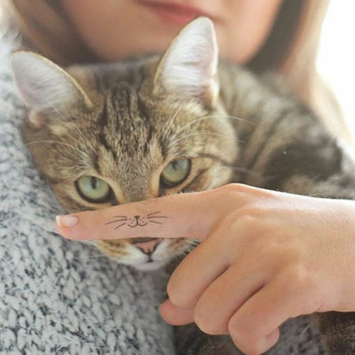 yeşil gözlü küçük gizli dövme yelek burun hayvan sarılmak dövme omuz kadın kedi