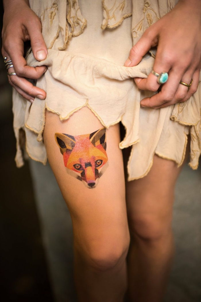 tatuaggio gamba donna design volpe sulla coscia vernice o bastone sul tatuaggio artificiale arancione