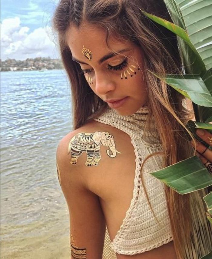 išskirtinės tatuiruotės dramblys ant peties aukso spalvos pochahontas vandens ežero gėlė