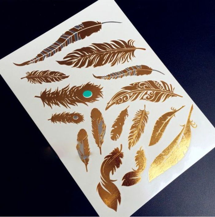 mimoriadne tetovanie v zlatom farbe perie tyrkysové farebné dekorácie tetovanie inšpirácia