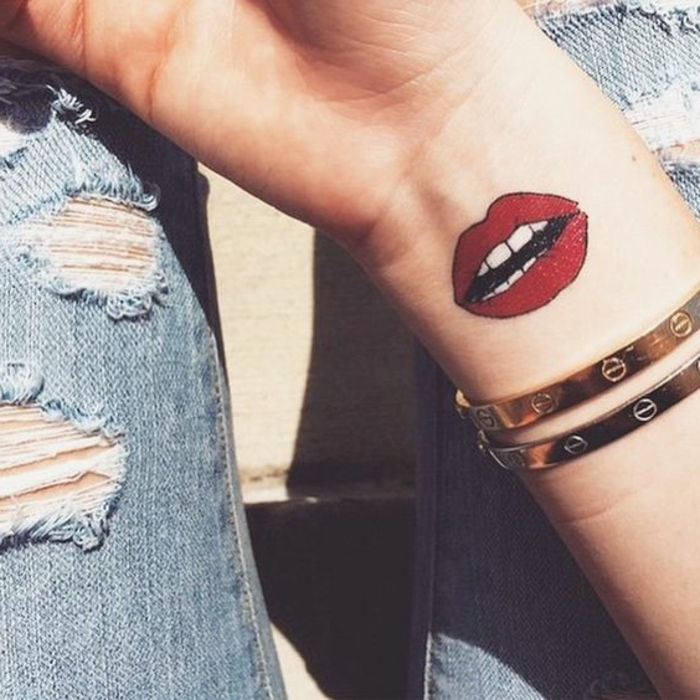 ekstraordinære tatoveringer lepper munn i rød farge tenn armbånd dekorasjon jeans ideer sommer