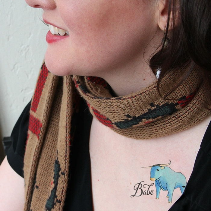 tetovanie býk v modrom s nadpisom babe nápady na dizajn hviezdy podpísať býk gemini virgo