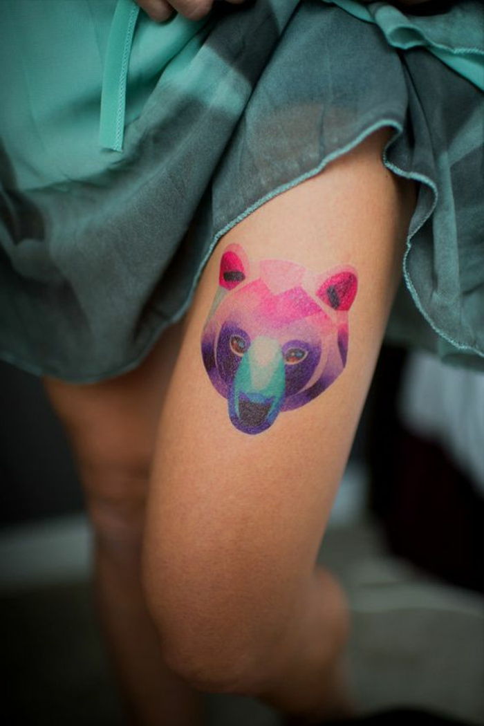 neobvyklé tetovanie farebný medveď na stehne nohy zelené šaty súhlas s tetovaním