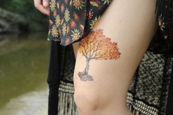 Neįprastos tatuiruotės ant kojos spalvingos idėjos, skirtos dekui laikinai ant šlaunų suknelės